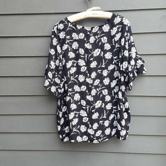 Premise Woman Black White Floral V Neck Blouse Bell Sleeves size 1X - Picture 2 of 11